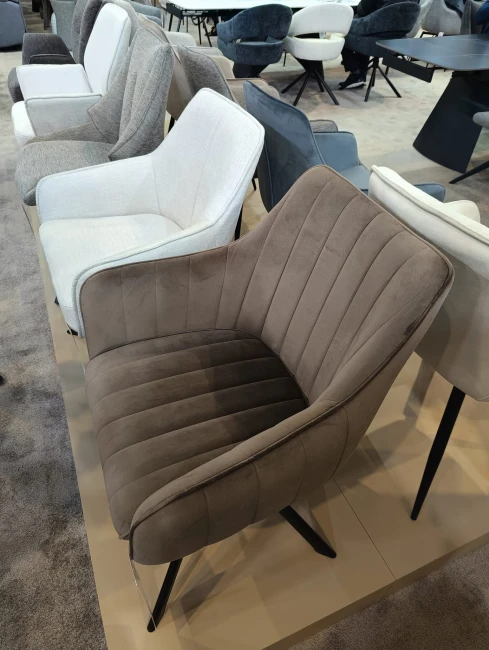 KRZESŁO OBROTOWE AZALIA VELVET CZARNY STELAŻ / CAPPUCCINO BLUVEL 38